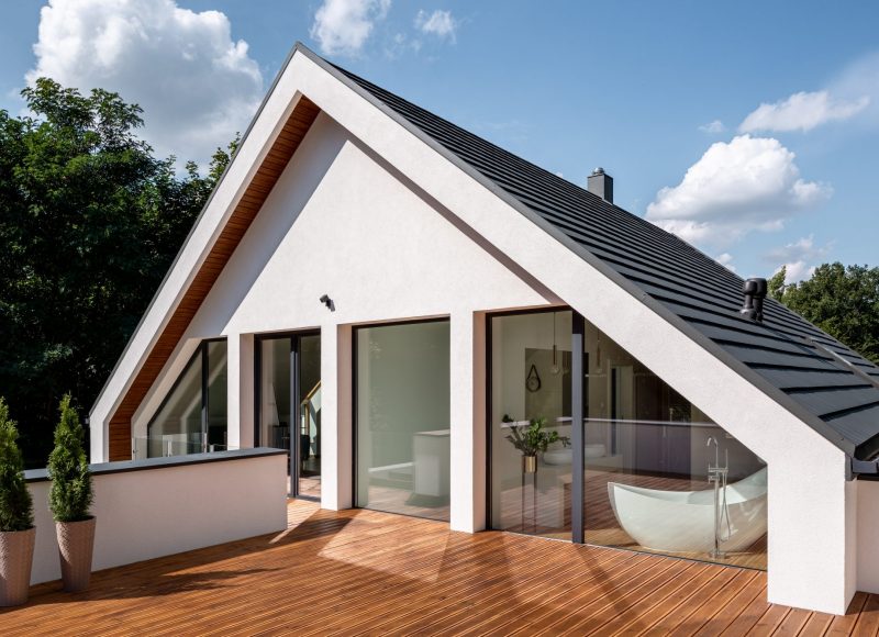 Extension de villa à toit plat offrant une terrasse intime aménagée en bain de soleil