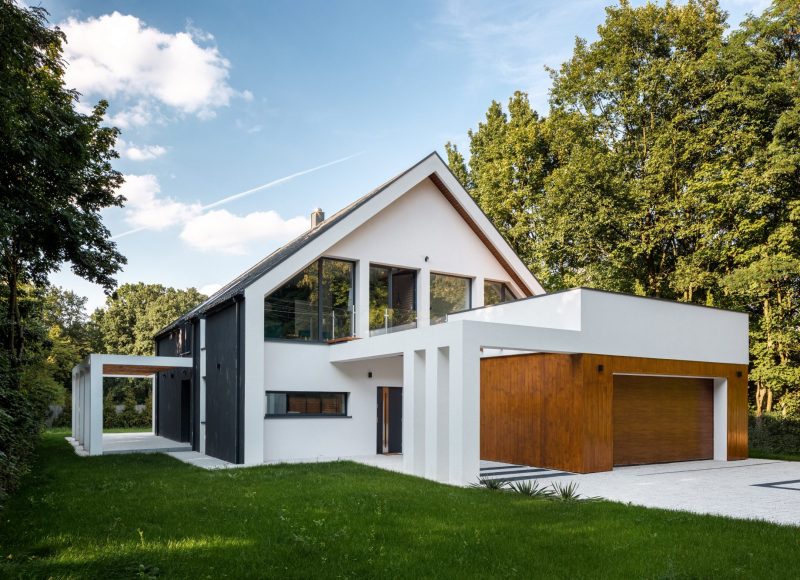 Gagnez des m2 extérieur avec une extension de garage en ossature bois avec toit plat et une pergola design en bois (74)