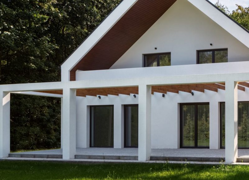 Extension de maison avec pergola bois pour protéger de la chaleur l'été